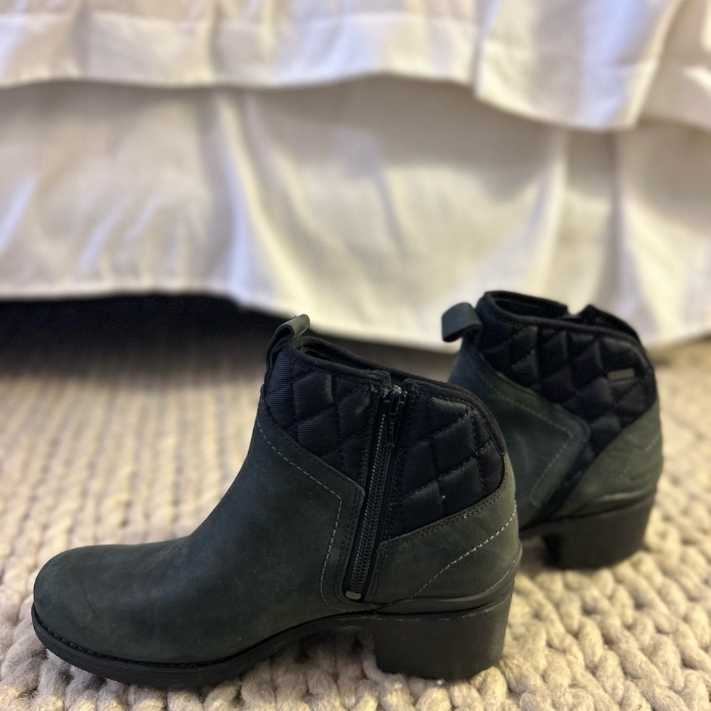 Women's Merrell Quilted Ankle Boots - Black. Size 8. Never worn.